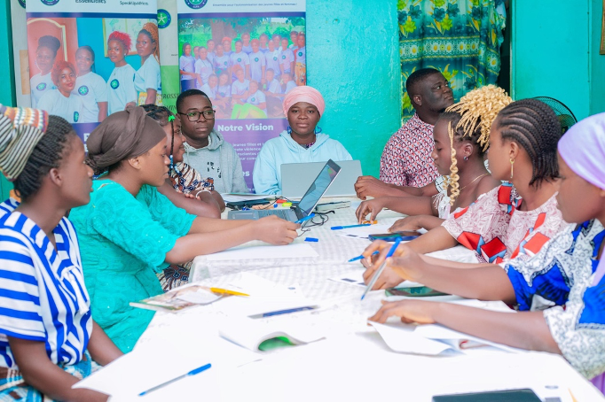 Des jeunes bénéficiaires participant à un atelier d’élaboration de messages de plaidoyers
