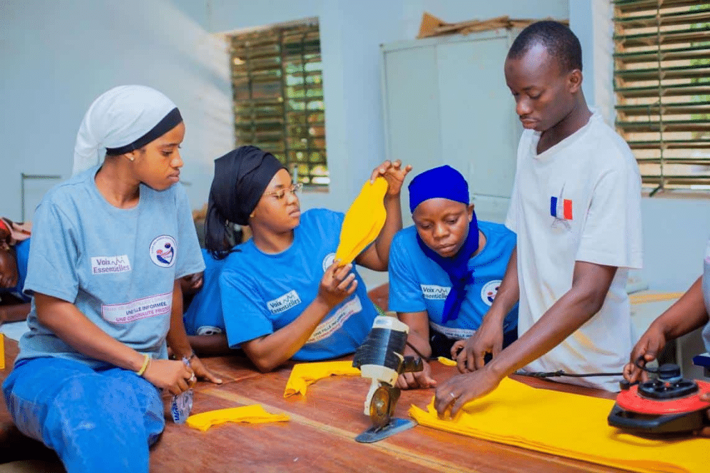 Des femmes confectionnent des serviettes hygiéniques réutilisables en atelier